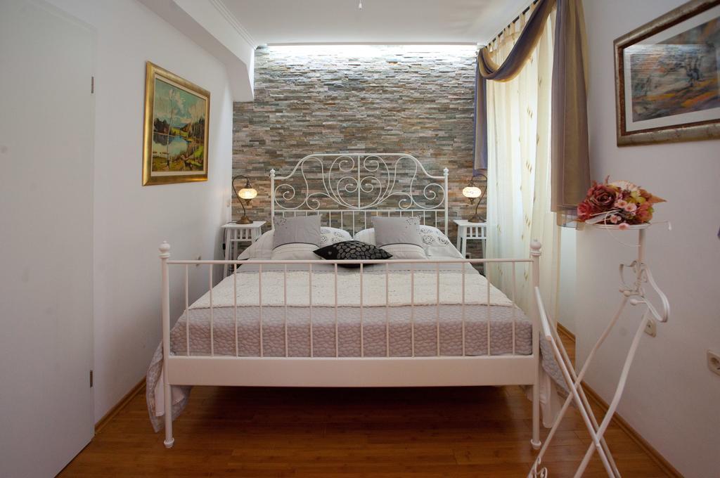 Split Theatre Apartments Bilik gambar