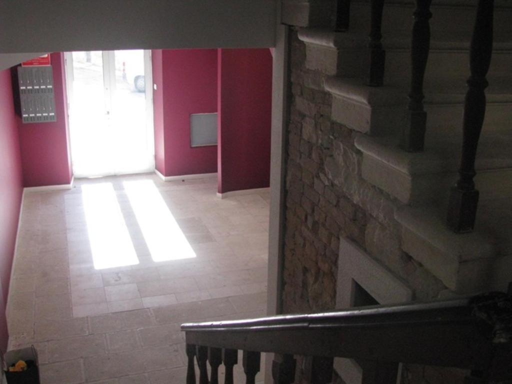 Split Theatre Apartments Bilik gambar