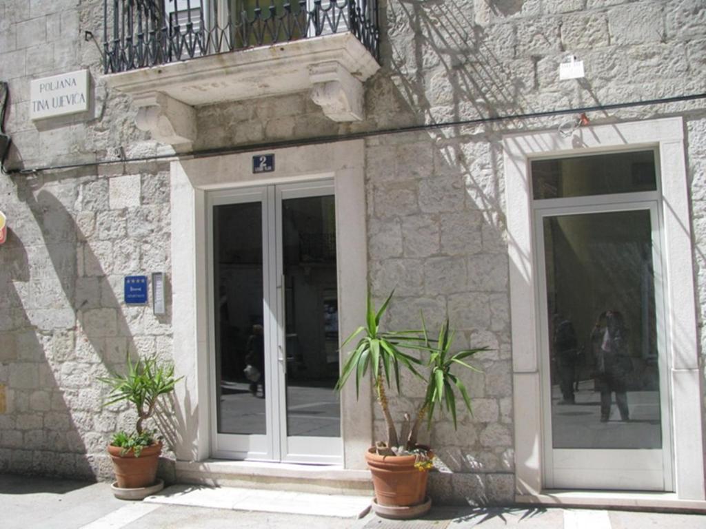 Split Theatre Apartments Bilik gambar
