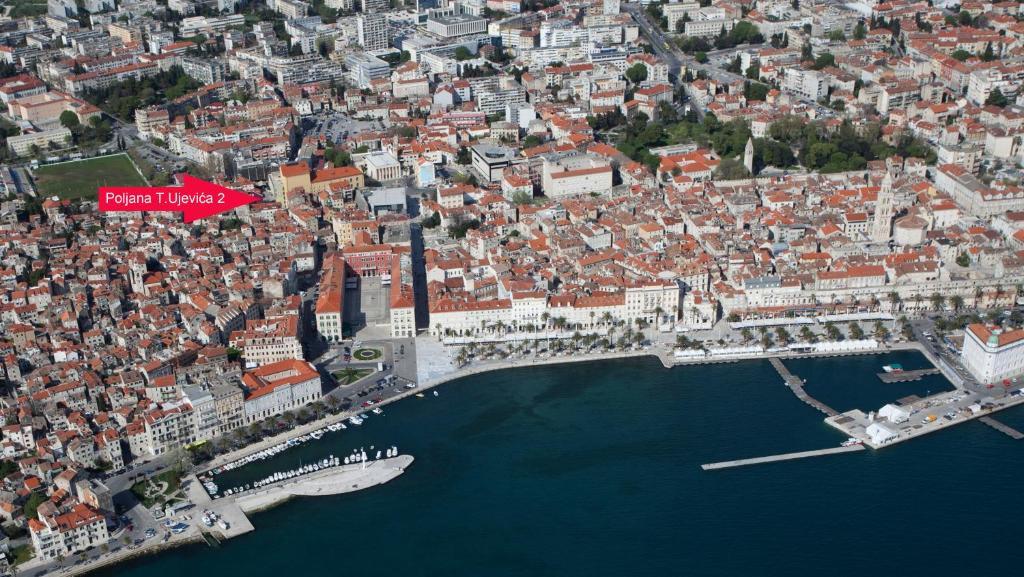 Split Theatre Apartments Bilik gambar