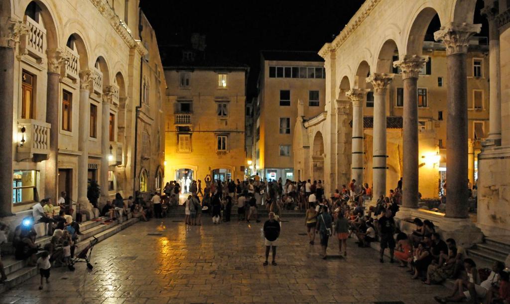 Split Theatre Apartments Bilik gambar